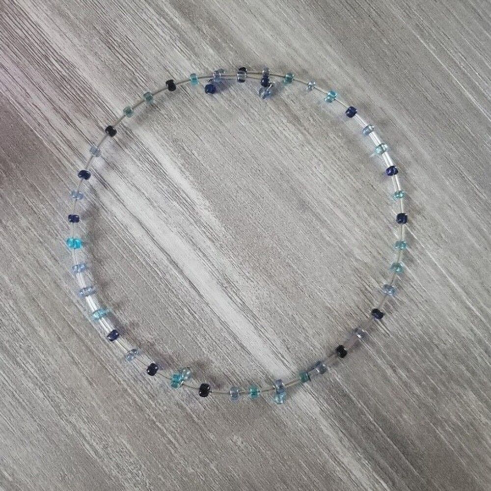 Blue beaded fitted necklace
